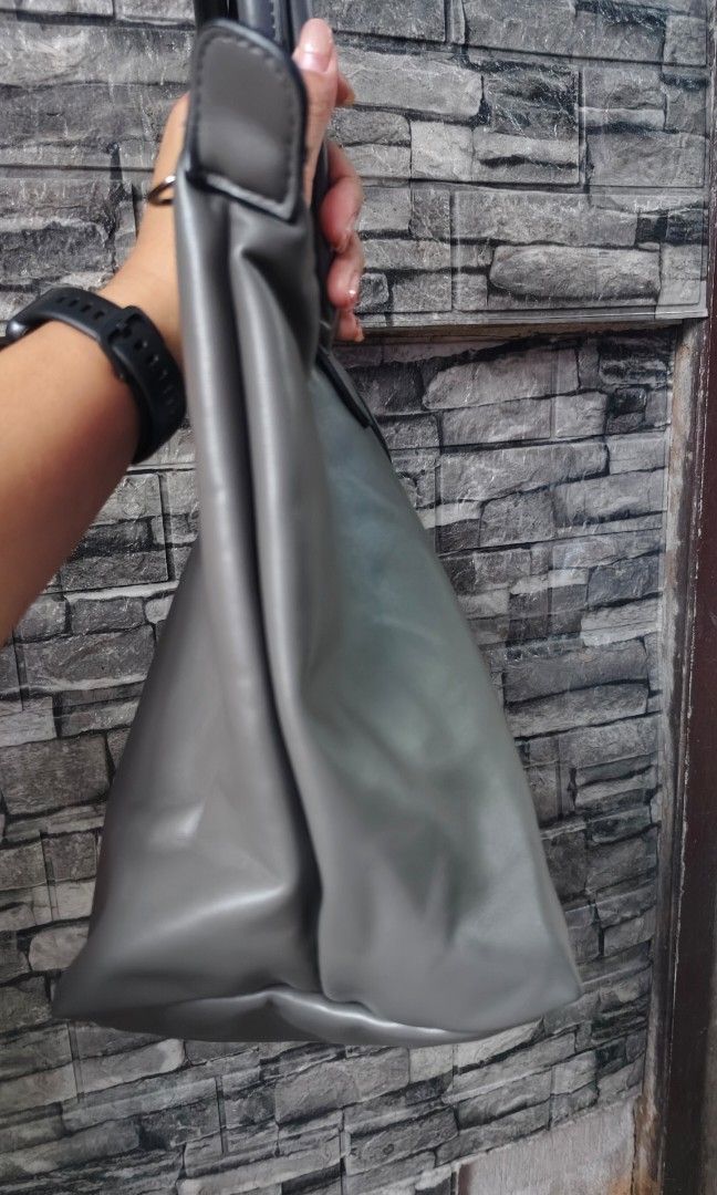 Longchmp (Category: Tote Bags) located in Caloocan City. Submitted by casseyann26-05661 (Listing ID 1464824737, Image 3). Description: .