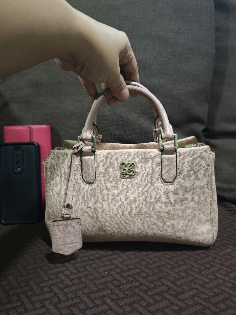 Louis quatorze handbag (Category: Shoulder Bags) located in Pili. Submitted by zaneombao03491 (Listing ID 1464898858, Image 2). Description: .
