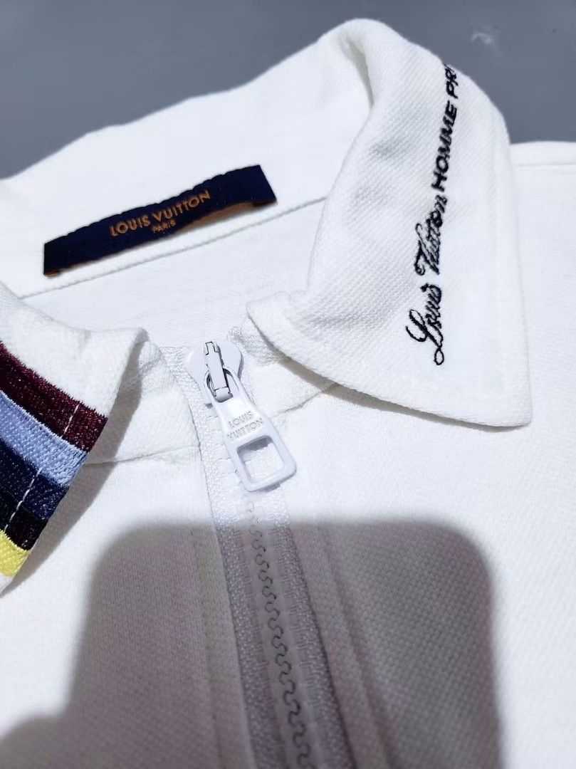 LOUIS VUITTON (Category: Activewear) located in General Santos City (Dadiangas). Submitted by alzacksimo35414 (Listing ID 1464904204, Image 3). Description: PHOTO MAY VARY DUE TO LIGHTING 🥰 Brand: LOUIS VUITTON halfzip, embroid logo ✅️actual dimention 21 × 26 ✅️as new condition ✅️9.8 colorate ✅no issue 1,850 +sf DISCLAIMER: Please note that I ZACK SIMON is not affiliated with or endorsed by any brand. Any brand names or trademarks mentioned are 
