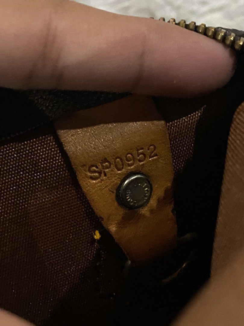 Louis Vuitton Monogram Speedy Handbag (Category: Luxury Bags & Wallets) located in Tarlac. Submitted by cheap.fleaaa (Listing ID 1464793667, Image 3). Description: Lv speedy✨ Issue: last 2 pics 1,200 + ship Any courier Tarlac based📍.