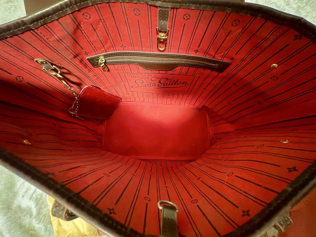 Louis Vuitton Neverfull MM Damier Ebene (Category: Luxury Bags & Wallets) located in Manila. Submitted by mybeautybar (Listing ID 1464918244, Image 3). Description: - Authentic Louis Vuitton Neverfull MM in iconic Damier Ebene canvas - Features a spacious interior with signature red textile lining, zip pocket, and D-ring - Timeless dark brown checkerboard pattern, perfect for everyday use - Maintains a clean interior and crisp, structured shape -