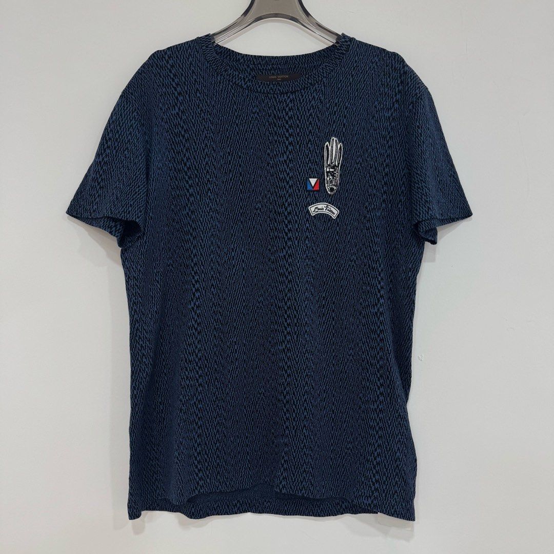 Louis Vuitton tee （分類：T-shirt、恤衫、有領衫）位於 Hong Kong。 由 _swop 提交（商品編號 1464790126，圖片 1）。簡介： Louis Vuitton tee Size:M 100%real。
