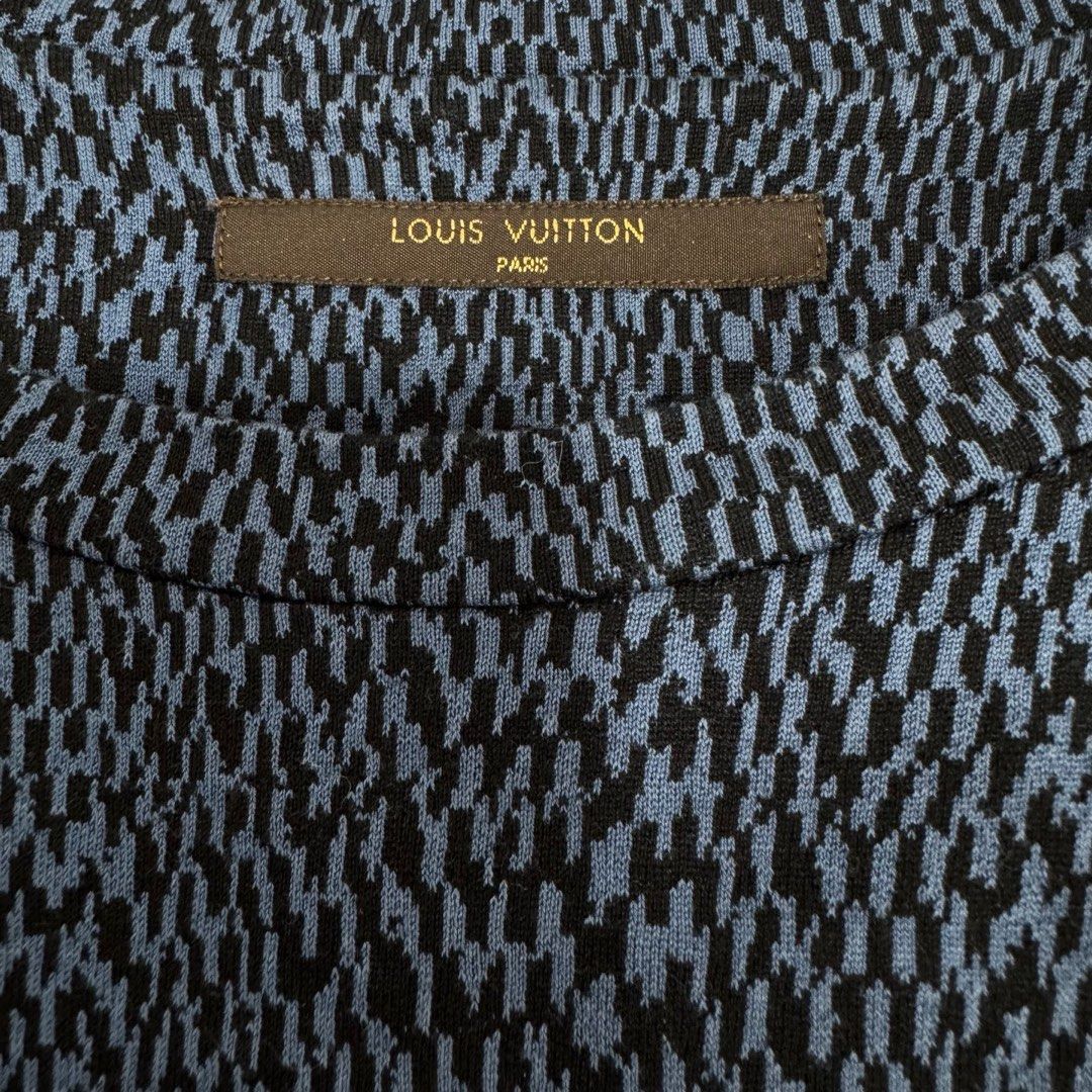 Louis Vuitton tee （分類：T-shirt、恤衫、有領衫）位於 Hong Kong。 由 _swop 提交（商品編號 1464790126，圖片 5）。簡介： Louis Vuitton tee Size:M 100%real。