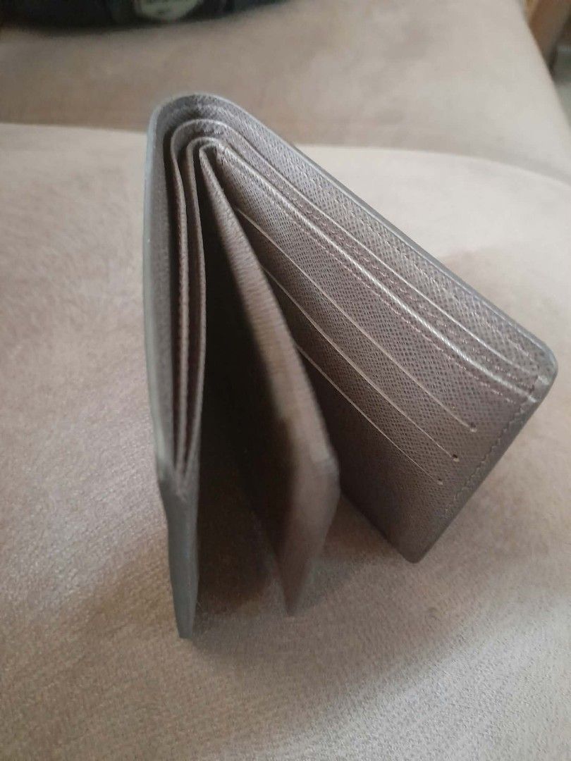Louis Vuitton Wallet rep (Category: Luxury Bags & Wallets) located in Cainta. Submitted by patrickwilsonstore (Listing ID 1464809678, Image 2). Description: rep signs of use see pics low sell.