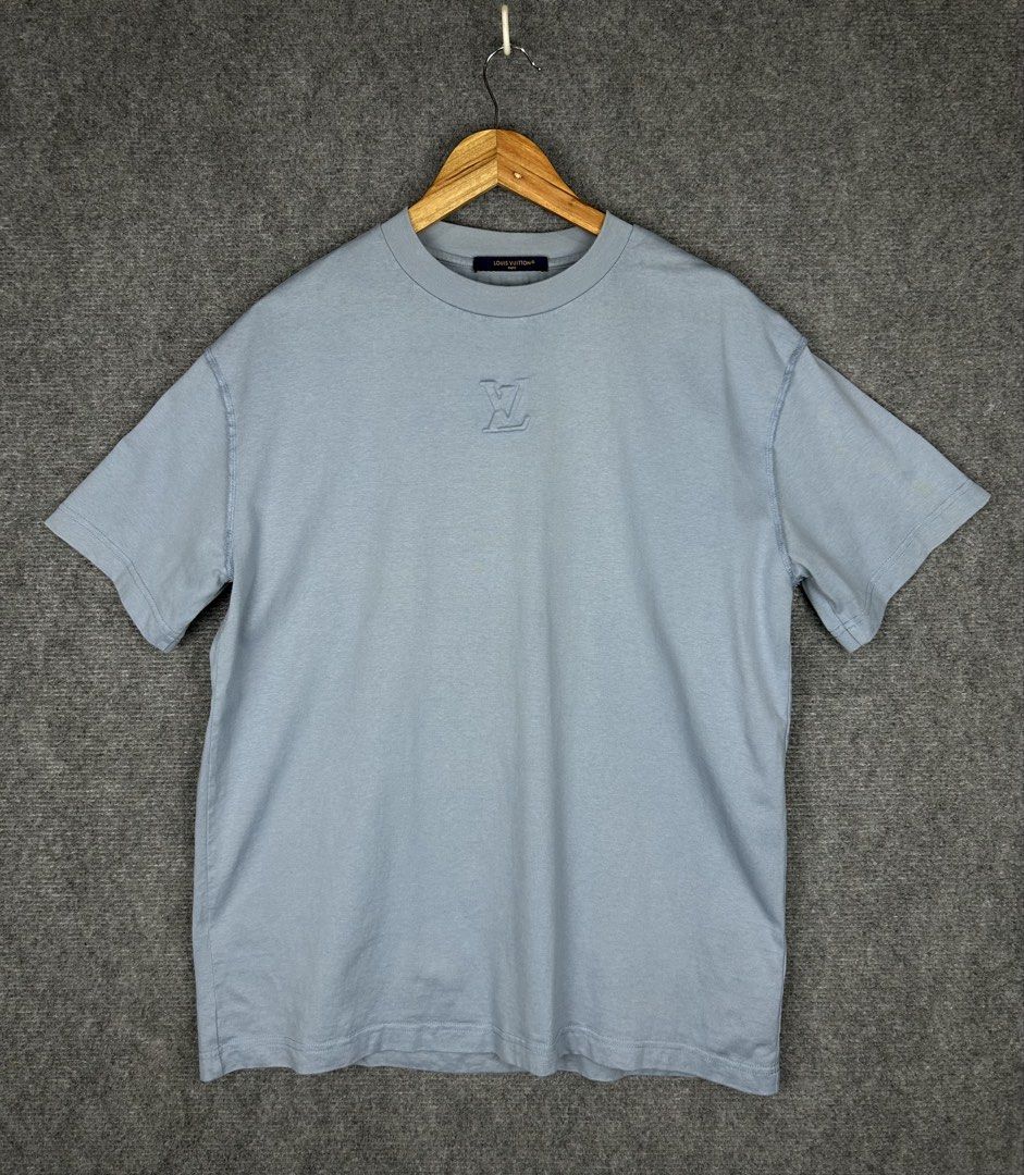 Louise Vuitton Embossed Crewneck (Category: Tshirts & Polo Shirts ) located in Cebu City. Submitted by tanlawr07 (Listing ID 1464927066, Image 1). Description: Size Small fit medium 22W 27L Good as new No issue 2500 only 📍Cebu City Location .