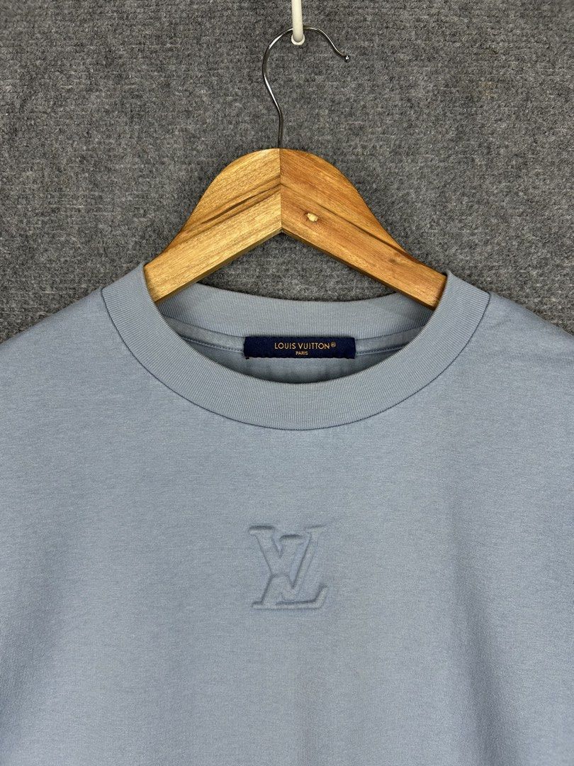 Louise Vuitton Embossed Crewneck (Category: Tshirts & Polo Shirts ) located in Cebu City. Submitted by tanlawr07 (Listing ID 1464927066, Image 2). Description: Size Small fit medium 22W 27L Good as new No issue 2500 only 📍Cebu City Location .