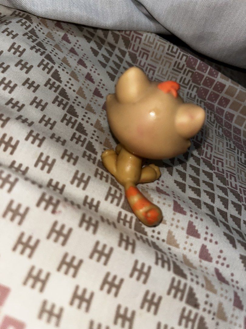 LPS Bonbon Cat (Category: Figurines & Statues) located in Bacacay. Submitted by meowmeowkitti (Listing ID 1464873640, Image 3). Description: - Authentic Hasbro Littlest Pet Shop (LPS) cat figure .