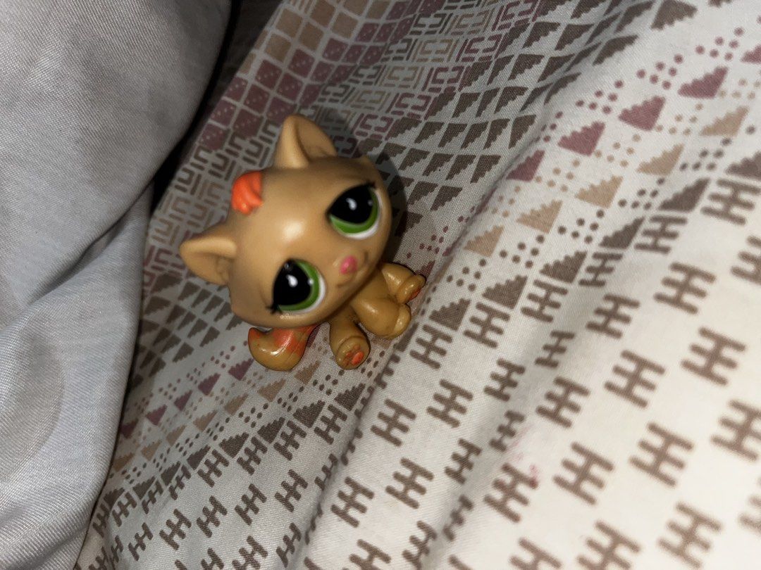 LPS Bonbon Cat (Category: Figurines & Statues) located in Bacacay. Submitted by meowmeowkitti (Listing ID 1464873640, Image 2). Description: - Authentic Hasbro Littlest Pet Shop (LPS) cat figure .