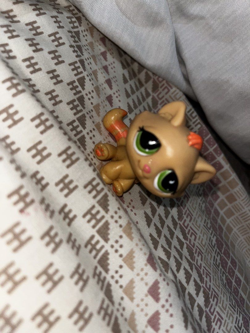 LPS Bonbon Cat (Category: Figurines & Statues) located in Bacacay. Submitted by meowmeowkitti (Listing ID 1464873640, Image 1). Description: - Authentic Hasbro Littlest Pet Shop (LPS) cat figure .