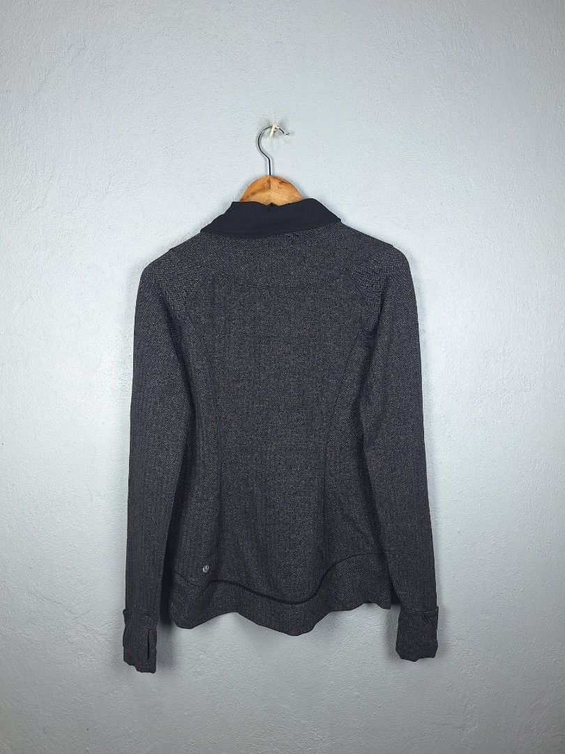 Lululemon think fast jacket (Category: Coats, Jackets and Outerwear) located in Sibulan. Submitted by studioxano (Listing ID 1464806128, Image 3). Description: Lululemon think fast jacket -P750 + SF Size 10 length 26.5 / Width 19 Excellent condition 9.5/10 color rate No issue Loc: Dumaguete city.
