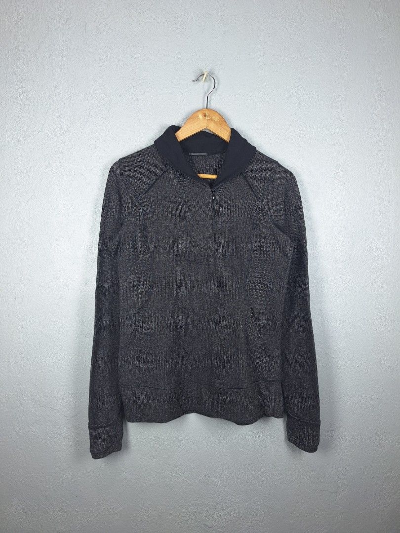 Lululemon think fast jacket (Category: Coats, Jackets and Outerwear) located in Sibulan. Submitted by studioxano (Listing ID 1464806128, Image 2). Description: Lululemon think fast jacket -P750 + SF Size 10 length 26.5 / Width 19 Excellent condition 9.5/10 color rate No issue Loc: Dumaguete city.