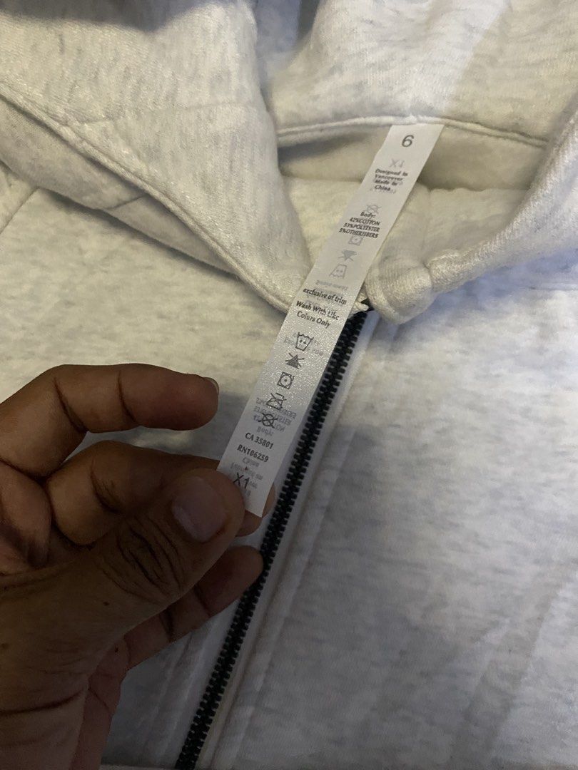 Lululemon Workout jacket (Category: Luxury Apparel) located in Caloocan City. Submitted by luxurymurayta888 (Listing ID 1464854354, Image 3). Description: small semi medium.