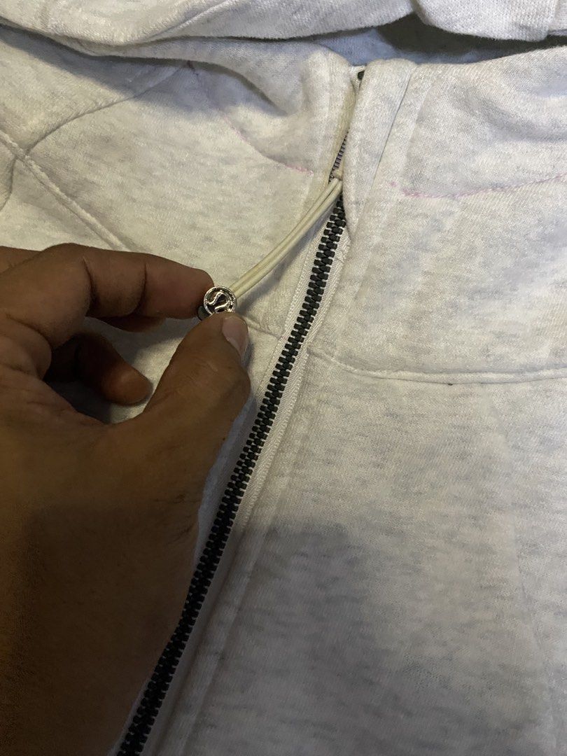 Lululemon Workout jacket (Category: Luxury Apparel) located in Caloocan City. Submitted by luxurymurayta888 (Listing ID 1464854354, Image 2). Description: small semi medium.