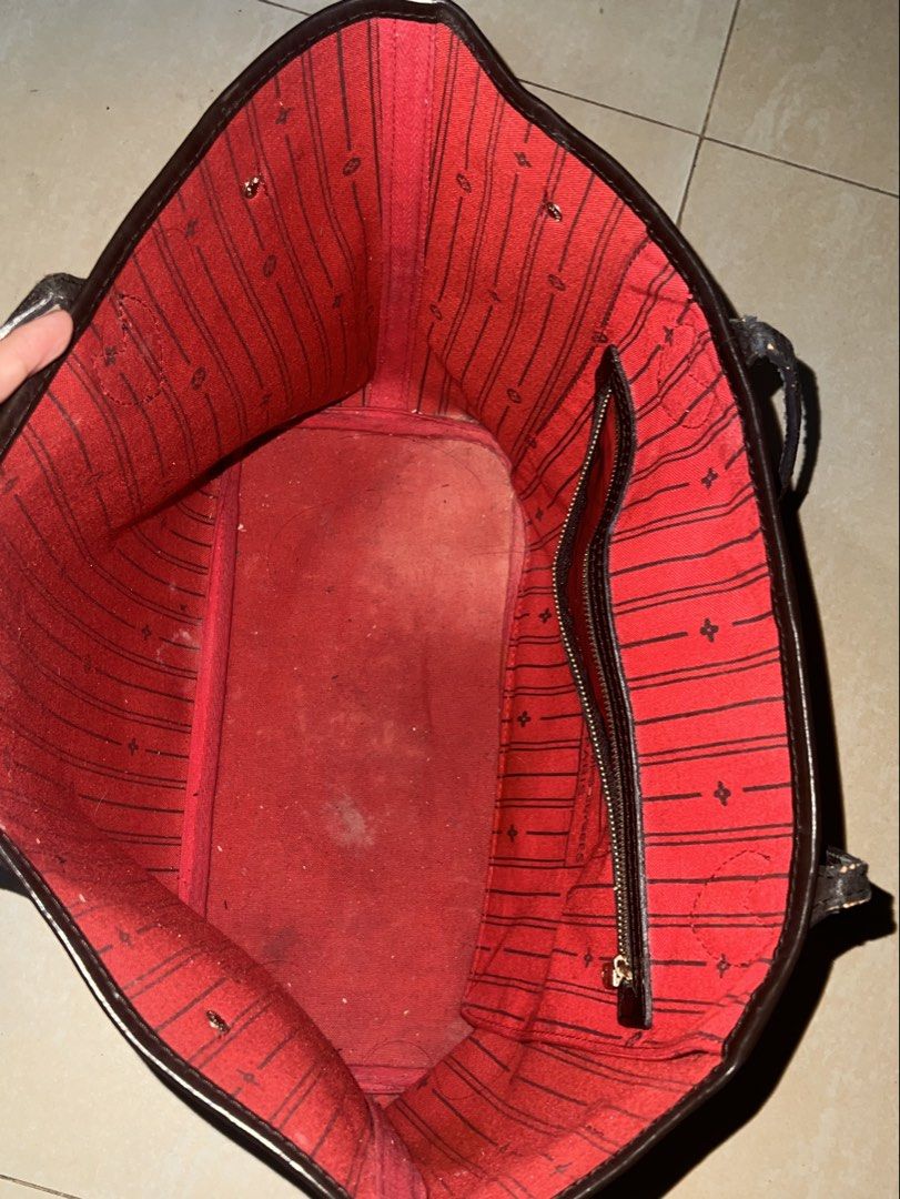 LV Large Damier Ebene Neverfull Tote Bag (Category: Luxury Bags & Wallets) located in Dumaguete. Submitted by pinkypuffcloset (Listing ID 1464888951, Image 3). Description: -CODED (see 2nd photo) - Condition: Good, with flaws - Negotiable 📍Dumaguete City Can do shipping nationwide via LBC or JNT, shipping fee shouldered by buyer.