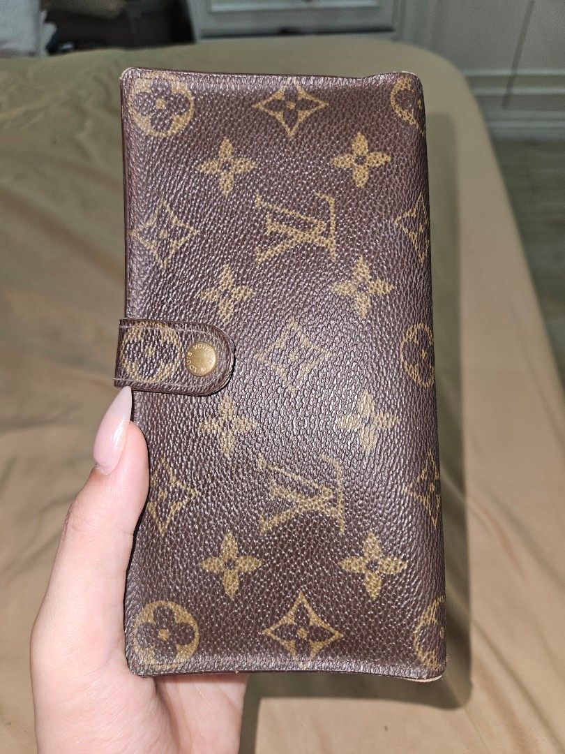 LV wallet (Category: Luxury Bags & Wallets) located in Pasay City. Submitted by lunahry (Listing ID 1464841879, Image 1). Description: money back guaranteed‼️.