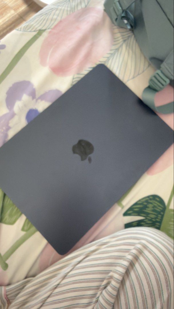 Macbook m2 / 521 gb / 8gb (Category: Laptops & Notebooks) located in Pulilan. Submitted by r1a.2001 (Listing ID 1464812835, Image 2). Description: No issue rfs: will buy ipad loc: bulacan included - yung original cord and box.