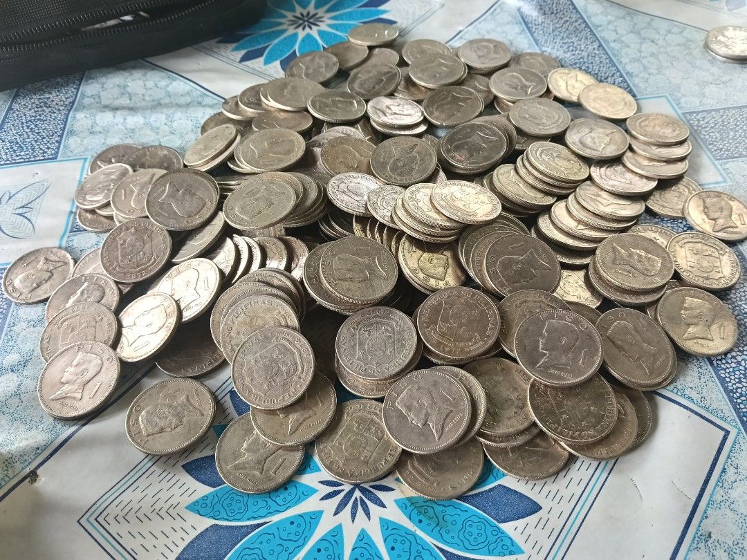 Malaking piso Rizal 1972-1974 (Category: Currency) located in Batangas. Submitted by swiftstone.96924b (Listing ID 1464772798, Image 1). Description: malaking piso Rizal 1972-1974 20 pesos each .