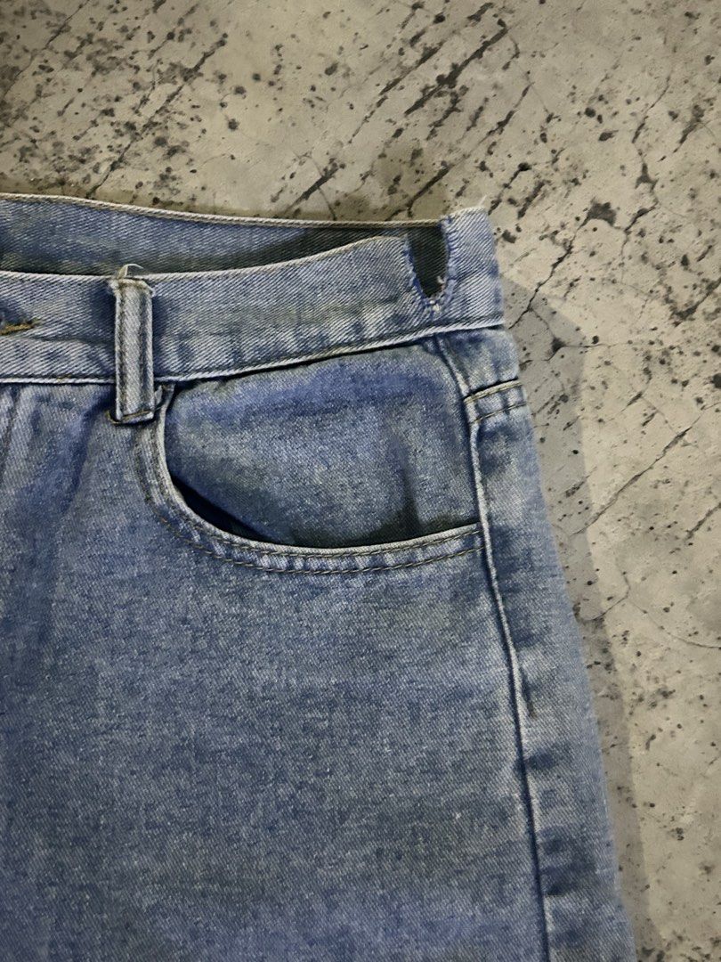 Maong Short (Category: Shorts) located in Manila. Submitted by rafael.0126 (Listing ID 1464946029, Image 3). Description: Issues in the picture .