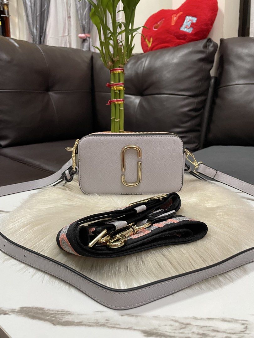 Marc Jacobs Camera Bag (Category: Luxury Bags & Wallets) located in Mandaue City. Submitted by ludz_0246 (Listing ID 1464924728, Image 2). Description: Ykk Zipper Coded and etekita 2 long strap thick and leather strap Adjustable and removable strap Two Tone No Issue Good as new .