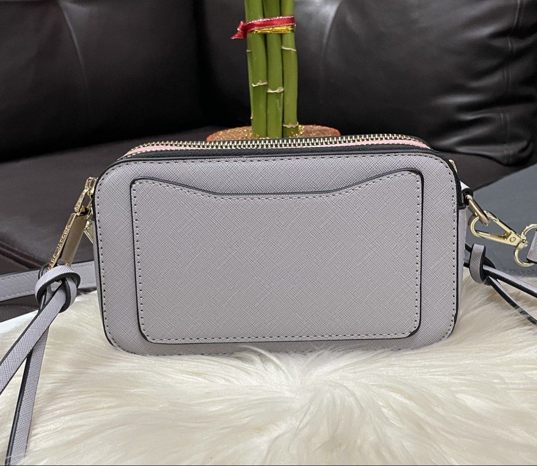 Marc Jacobs Camera Bag (Category: Luxury Bags & Wallets) located in Mandaue City. Submitted by ludz_0246 (Listing ID 1464924728, Image 3). Description: Ykk Zipper Coded and etekita 2 long strap thick and leather strap Adjustable and removable strap Two Tone No Issue Good as new .