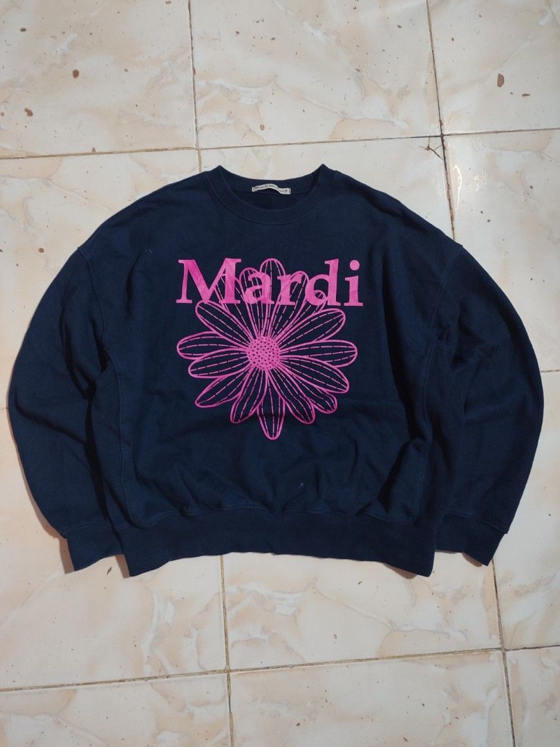 MARDI MERCREDI SWEATER (Category: Luxury Apparel) located in Pagadian. Submitted by hidden_gems. (Listing ID 1464866356, Image 1). Description: L 24 W 23 BOXY FIT NO ISSUE ASNEW CONDITION.