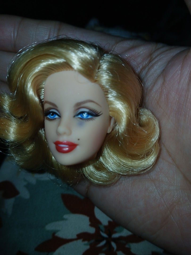 Marylin Monroe head flawed (Category: Figurines & Statues) located in Subic. Submitted by frncnjntmr22 (Listing ID 1464797231, Image 2). Description: nagka dot sa face ink? sale na..