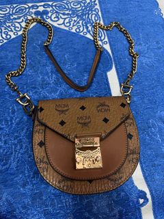 (Category: ) located in . Submitted by wardrobe2 (Listing ID 1464934198, Image 1). Description: .