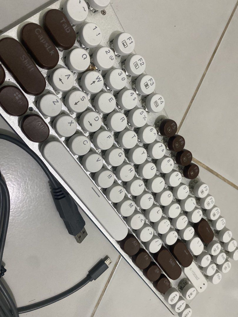 Mechanical Keyboard (Category: Computer Keyboard) located in Makati City. Submitted by jhentuball49023 (Listing ID 1464897590, Image 2). Description: E-Yooso Mechanical Keyboard Like new! .