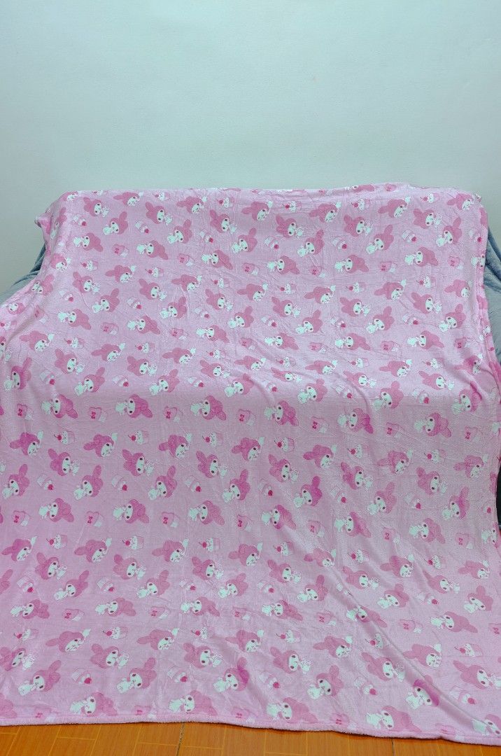Melody Cupcake Blanket/ Double size (Category: Bedding & Towels) located in Mariveles. Submitted by hl.reyrfinds (Listing ID 1464775318, Image 1). Description: 🍀☘️🍀☘️🍀 Fur Fleece Blanket/ Double size Soft & Glossy, Midweight ‼️Minimal washable dirt Pay first. MOD: J&T.