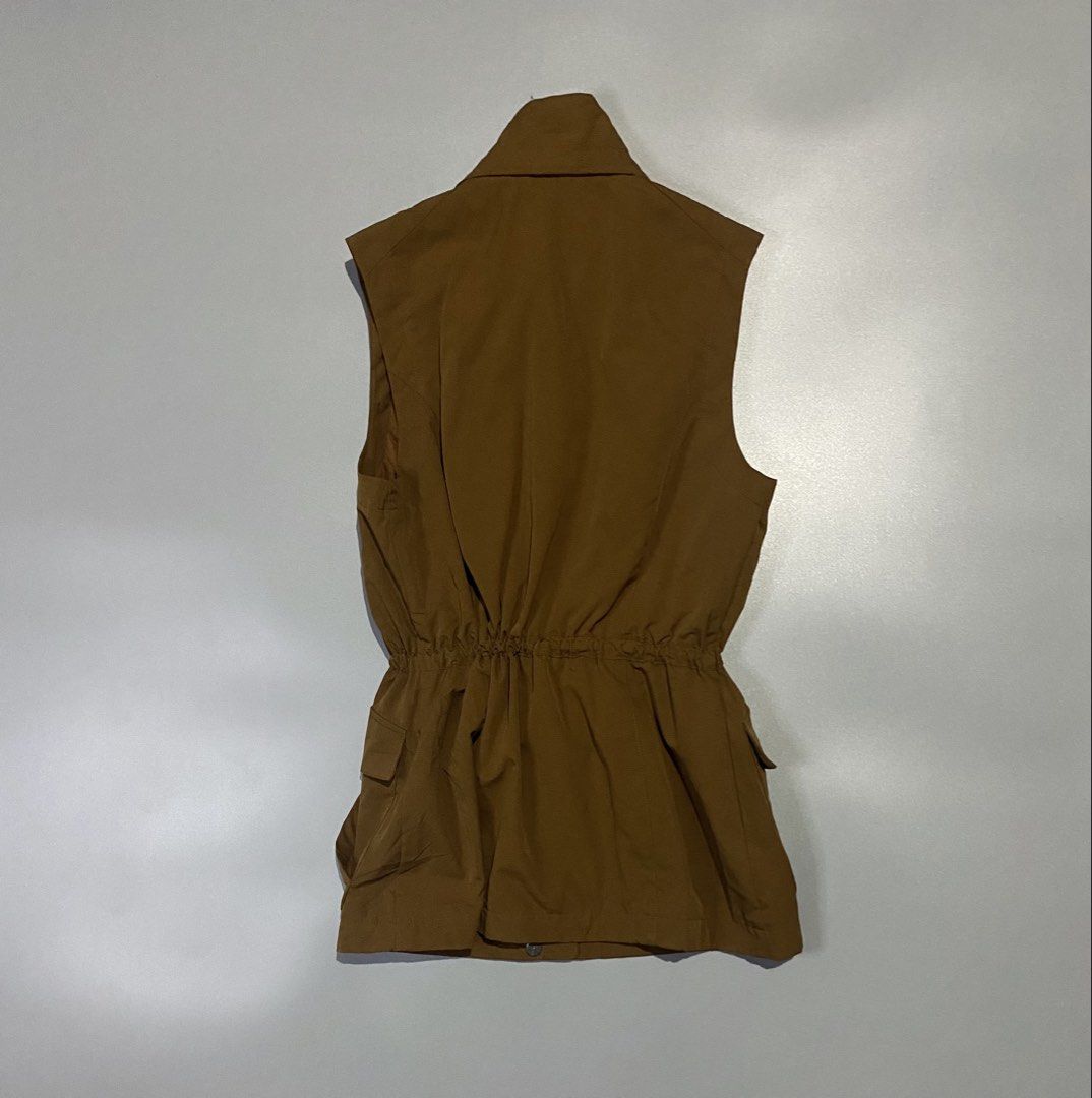 MERRELL Utility Cargo Vest (Category: Activewear) located in Jamindan. Submitted by suecyyythrift (Listing ID 1464896233, Image 3). Description: Small on Tag 17x26 Best Fit - Small to Medium As new Condition No Flaws .