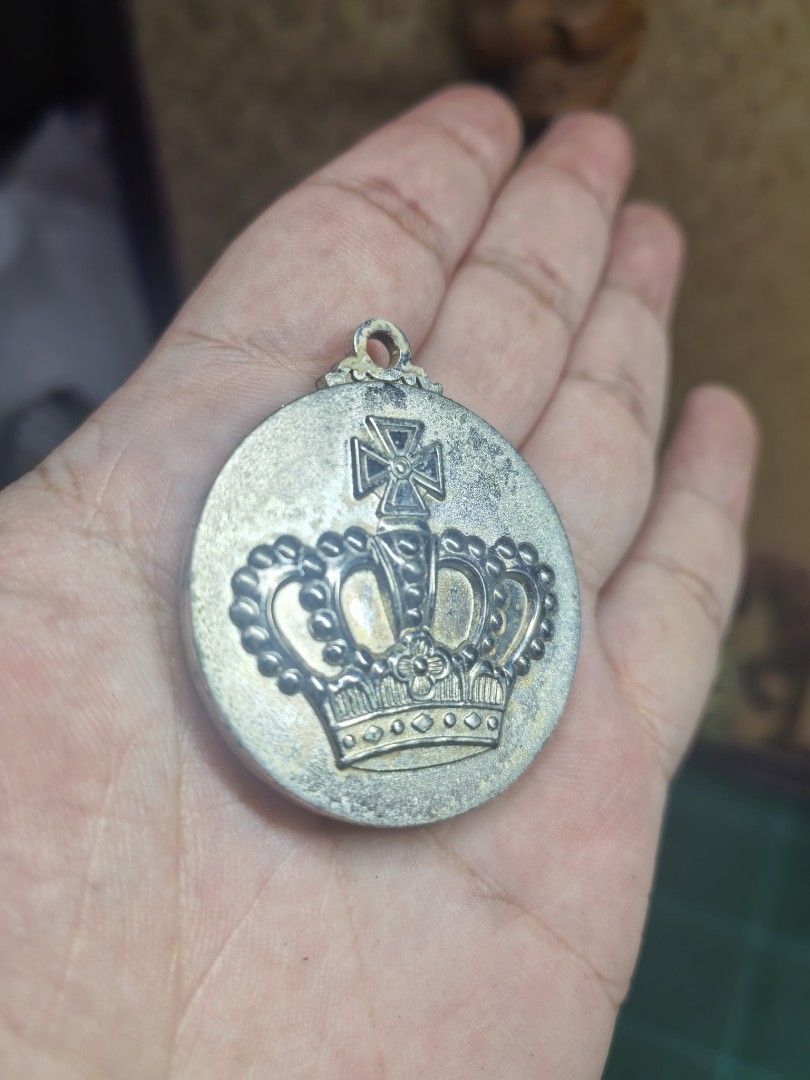 Metal Relief Trophy Insert - Crown Silver-Tone (Category: Vintage Collectibles) located in Cebu City. Submitted by dudes_villanueva (Listing ID 1464794497, Image 2). Description: Metal Relief Trophy Insert - Crown Silver-Tone In excellent condition Size: 40mm in diameter.