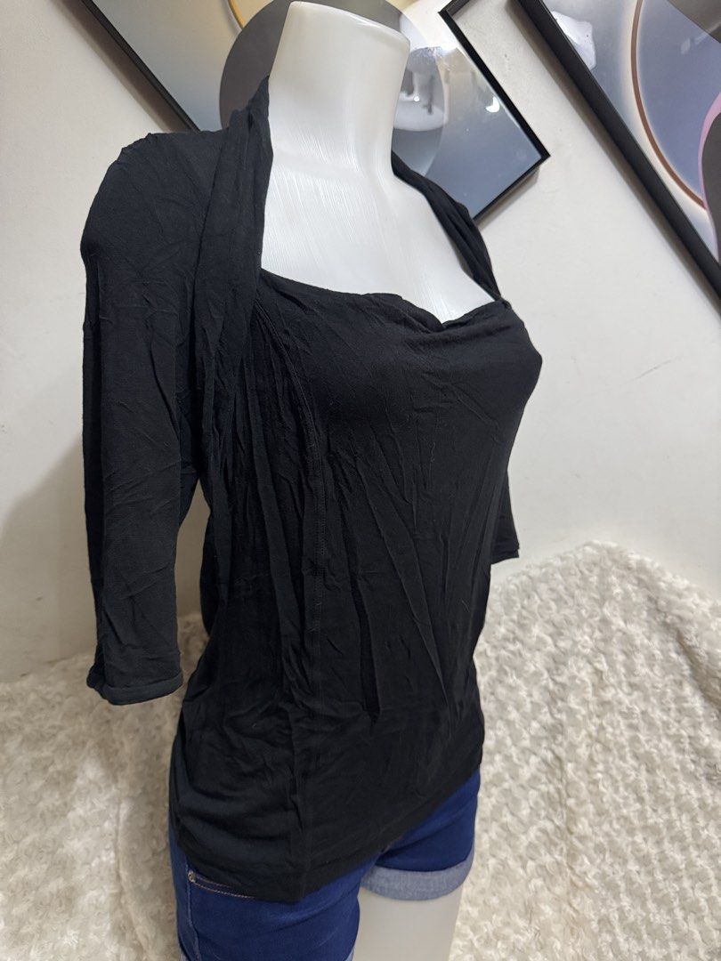 Mexx Black Cowl Neck Top Size M (Category: Sleeveless) located in Marikina City. Submitted by lorradel (Listing ID 1464895961, Image 2). Description: - Brand: Mexx - Color: Black - Size: M fits up to L - Design: Elegant cowl neckline with a structured drape and half sleeves - Fabric: Soft and stretchy for all-day comfort - Versatility: Easy to style with both jeans and skirts for casual or daily wear - MAY HAVE some washable stains (hindi maiiwas