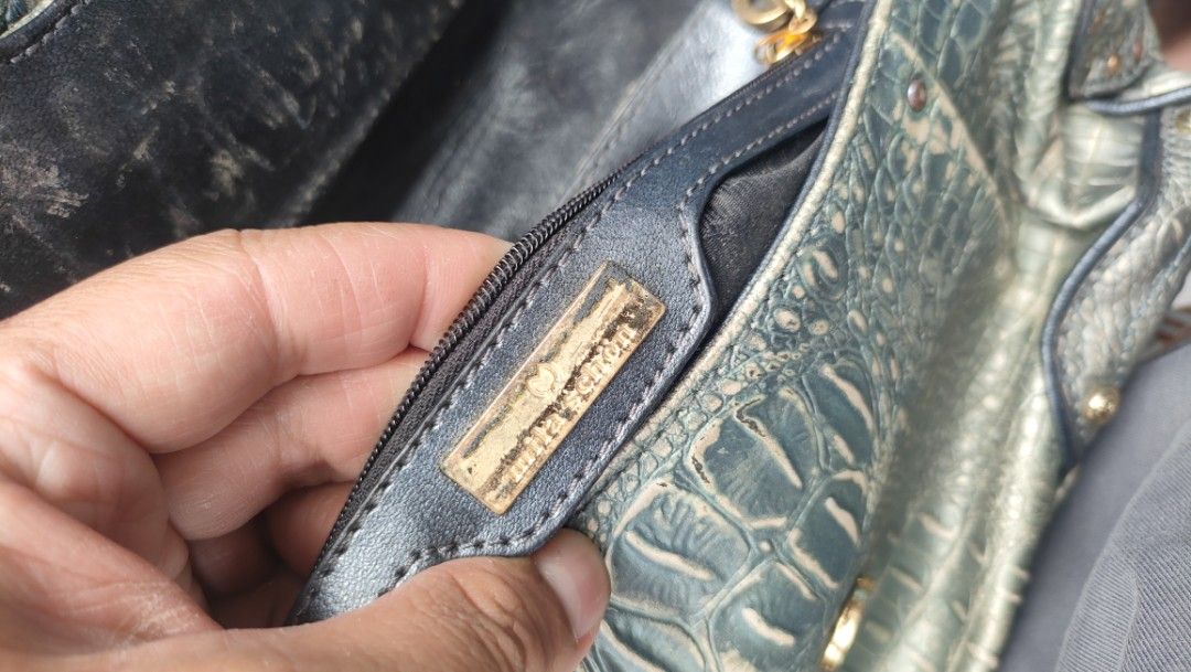 Mila Schon Green Crocodile Embossed Shoulder Bag (Category: Shoulder Bags) located in Caloocan City. Submitted by joshuadyogi0122 (Listing ID 1464805794, Image 2). Description: - Brand: Mila Schon - Color/Texture: Green crocodile embossed - Hardware: Metallic gold-tone throughout - Closure: Front flap with signature logo medallion - Strap: Adjustable strap included - Interior: Multiple compartments with zipper pocket and brand plaque - Condition: