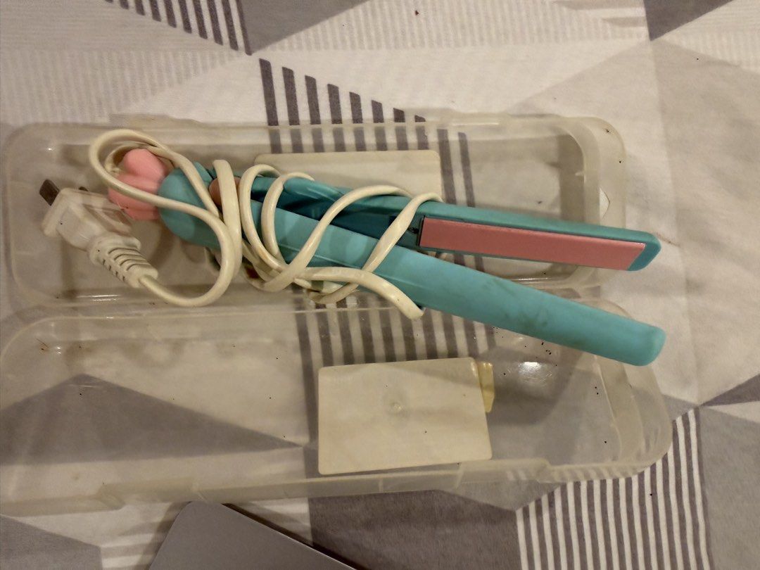 Mini Hair Straightener (Category: Hair Accessories) located in Manila. Submitted by samm_r (Listing ID 1464823486, Image 2). Description: .