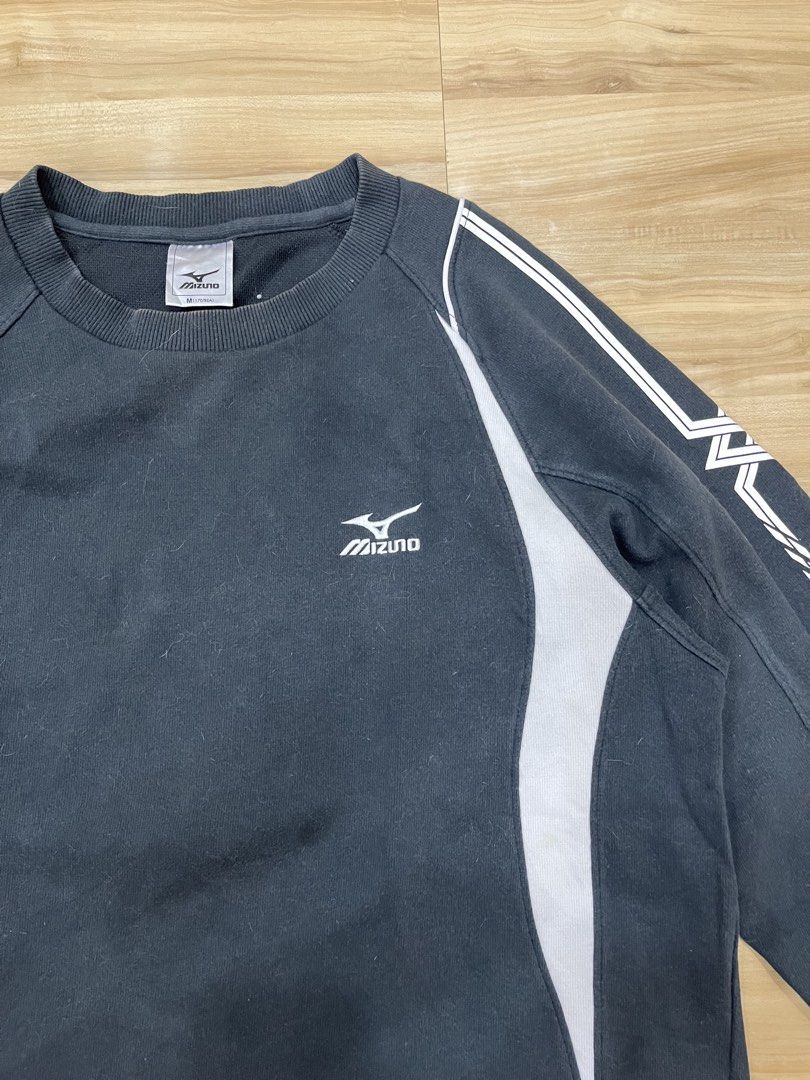 Mizuno Sweatshirt (Category: Coats, Jackets and Outerwear) located in Angeles City. Submitted by thriftsij (Listing ID 1464942994, Image 2). Description: Black Mizuno sweatshirt Crew neck design ribbed cuffs Size M 21.5/25.