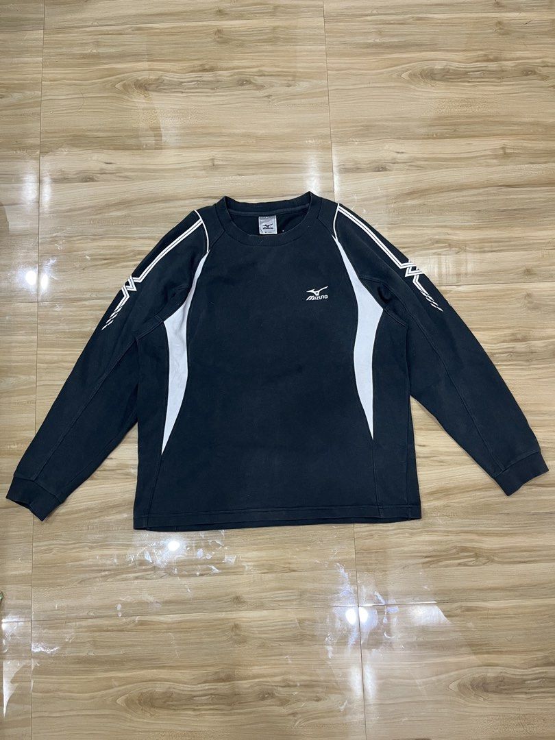 Mizuno Sweatshirt (Category: Coats, Jackets and Outerwear) located in Angeles City. Submitted by thriftsij (Listing ID 1464942994, Image 1). Description: Black Mizuno sweatshirt Crew neck design ribbed cuffs Size M 21.5/25.