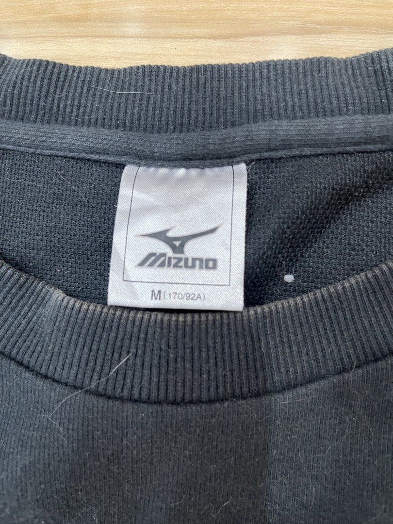 Mizuno Sweatshirt (Category: Coats, Jackets and Outerwear) located in Angeles City. Submitted by thriftsij (Listing ID 1464942994, Image 3). Description: Black Mizuno sweatshirt Crew neck design ribbed cuffs Size M 21.5/25.