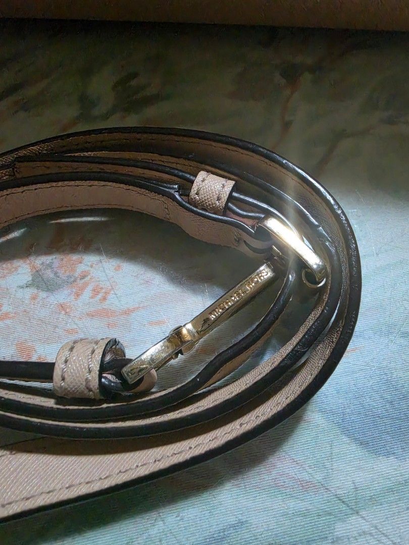 Mk Crossbody (Category: Cross-body Bags) located in Talisay. Submitted by tinkerbellaaaa (Listing ID 1464833962, Image 2). Description: preloved authentic MK Crossbody in medium with flaw on the handle pero may twilly naman na free..