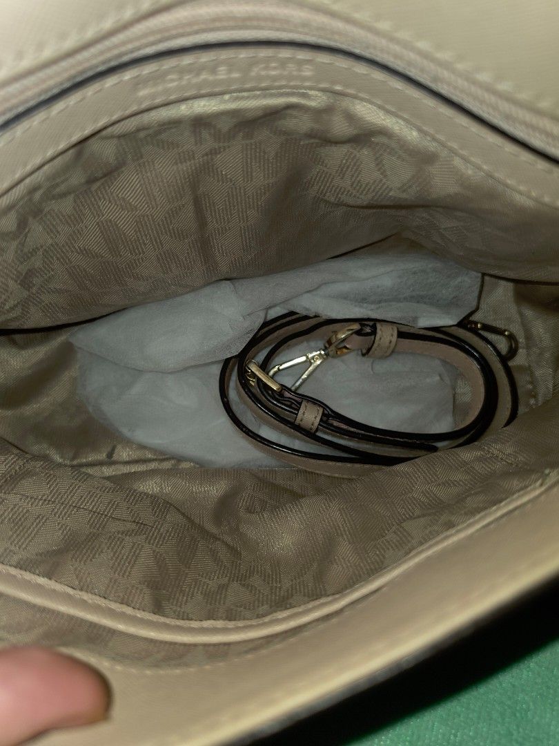 Mk Crossbody (Category: Cross-body Bags) located in Talisay. Submitted by tinkerbellaaaa (Listing ID 1464833962, Image 3). Description: preloved authentic MK Crossbody in medium with flaw on the handle pero may twilly naman na free..