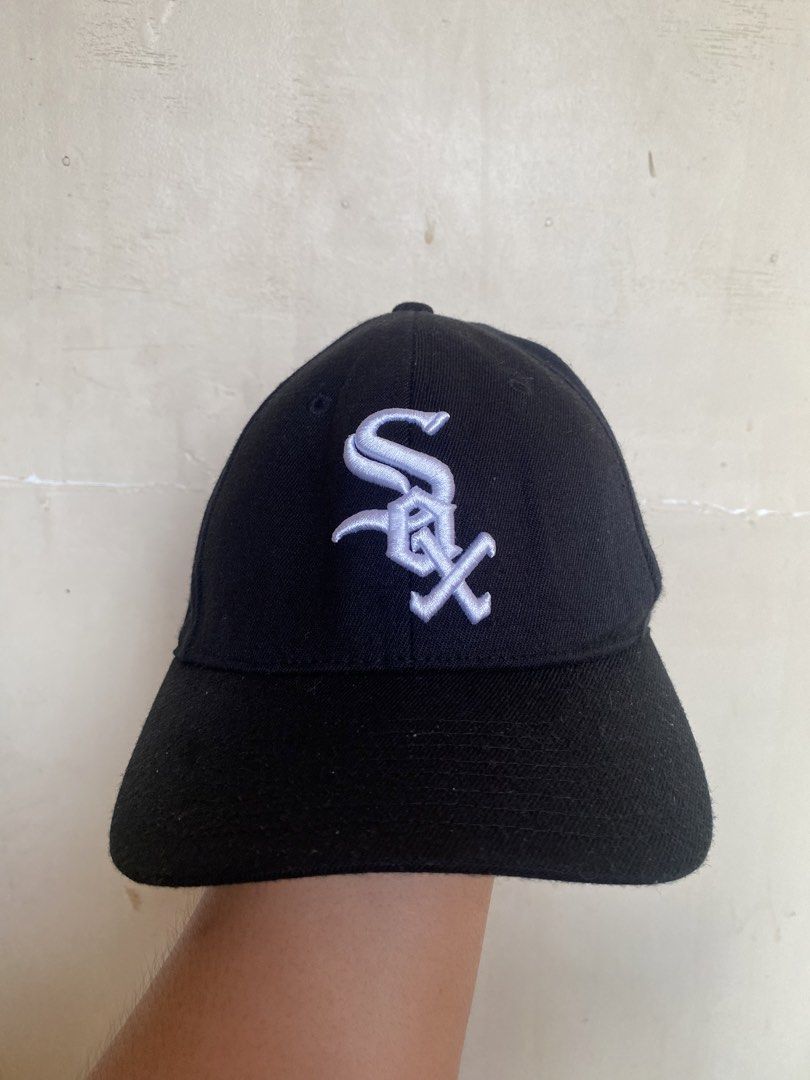 MLB Chicago White Sox Flexfit Cap Size XS-S (Category: Caps & Hats) located in Bocaue. Submitted by pards23 (Listing ID 1464966089, Image 1). Description: - Authentic MLB Chicago White Sox baseball cap - Color: Classic black with grey under brim - Features embroidered team logo on the front - Flexfit stretch interior band for a comfortable fit - Size: XS to S - Official Major League Baseball tag attached - Great for everyday wear and baseball fan