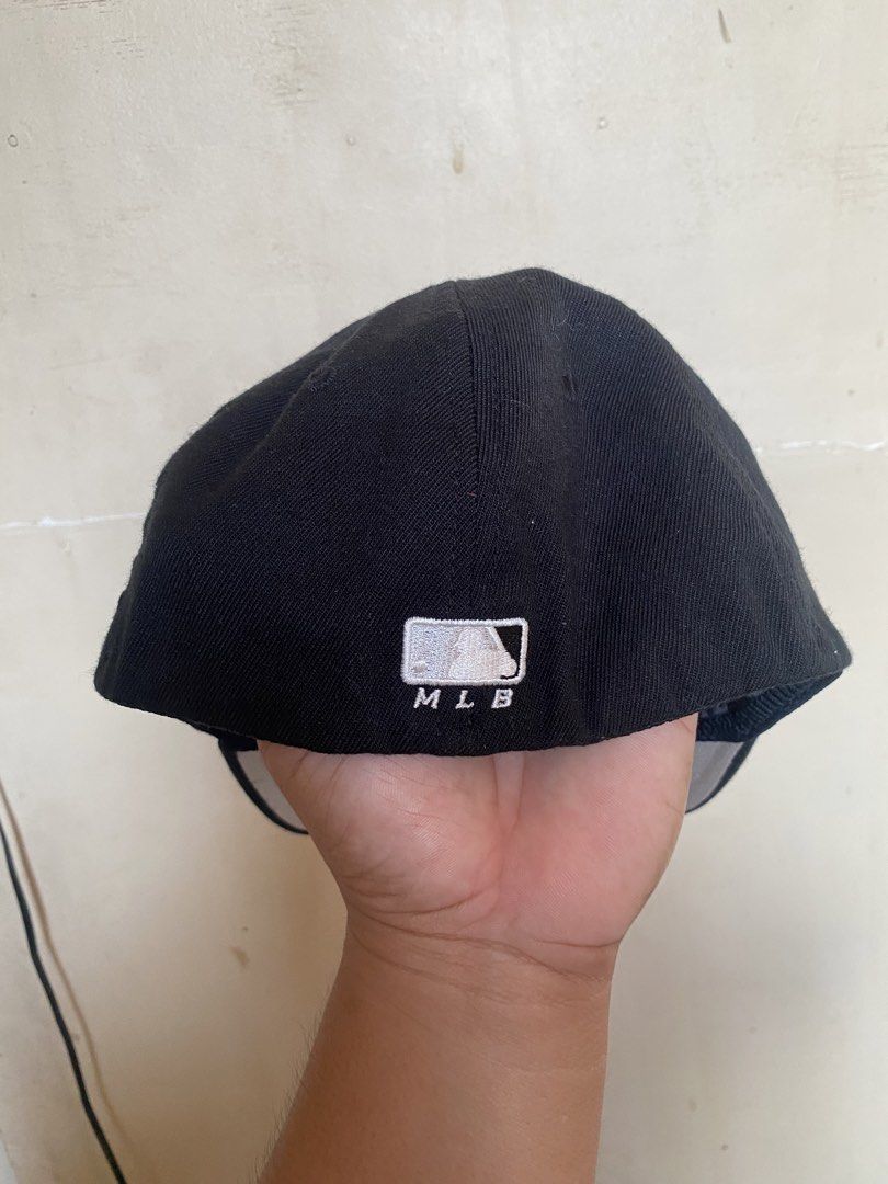 MLB Chicago White Sox Flexfit Cap Size XS-S (Category: Caps & Hats) located in Bocaue. Submitted by pards23 (Listing ID 1464966089, Image 2). Description: - Authentic MLB Chicago White Sox baseball cap - Color: Classic black with grey under brim - Features embroidered team logo on the front - Flexfit stretch interior band for a comfortable fit - Size: XS to S - Official Major League Baseball tag attached - Great for everyday wear and baseball fan