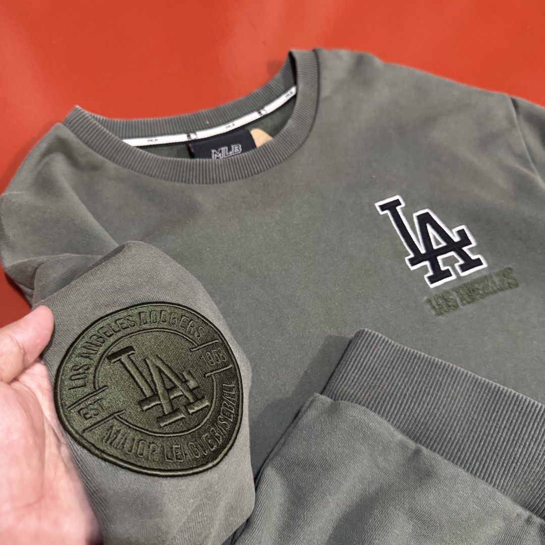 MLB LA DODGERS SWEATER (Category: Coats, Jackets and Outerwear) located in Pasig City. Submitted by buzzthrifty (Listing ID 1464892043, Image 3). Description: SIZE M-L 21x27 EXCELLENT TO NEW .