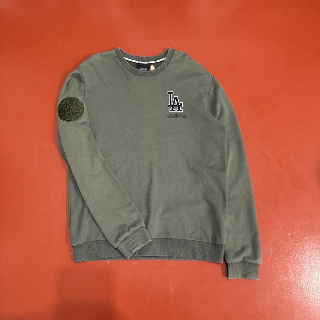 MLB LA DODGERS SWEATER (Category: Coats, Jackets and Outerwear) located in Pasig City. Submitted by buzzthrifty (Listing ID 1464892043, Image 1). Description: SIZE M-L 21x27 EXCELLENT TO NEW .