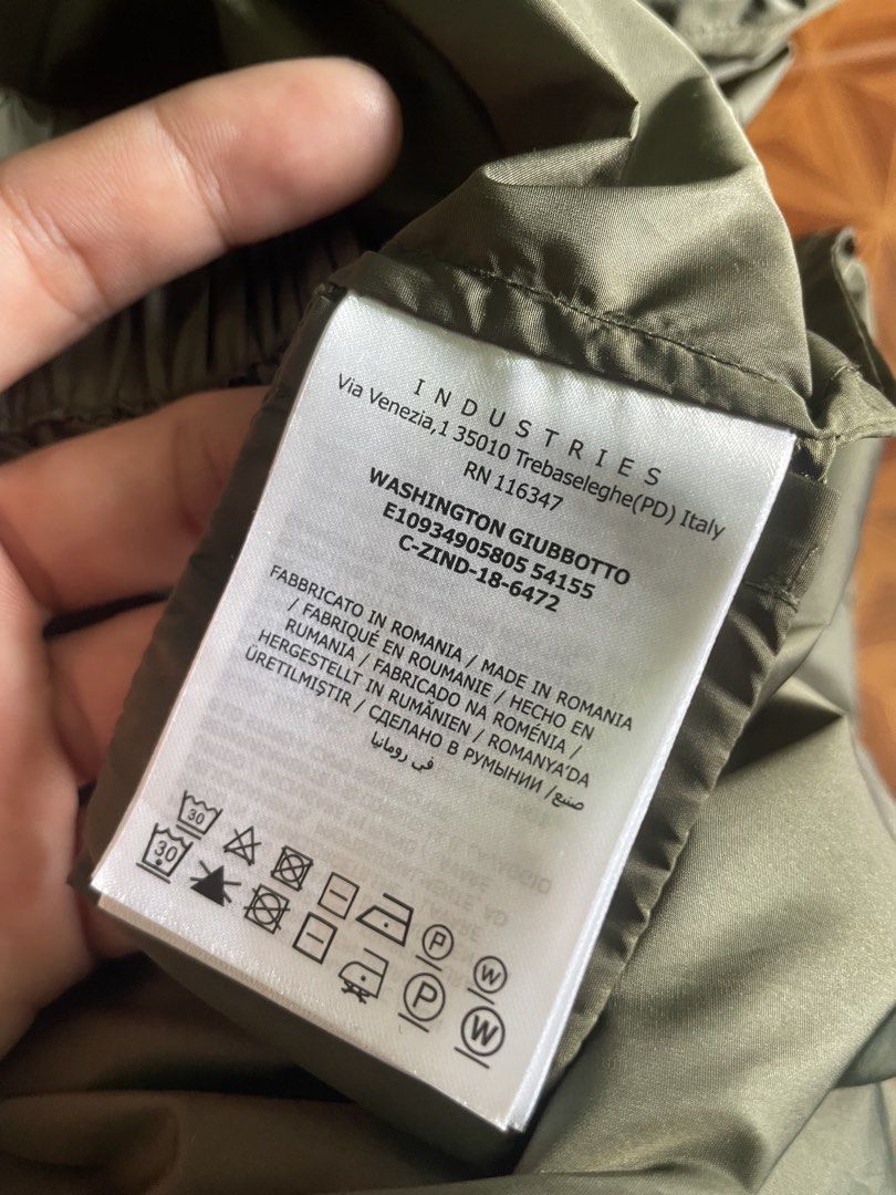 Moncler waterproof washington guibbotto (Category: Luxury Apparel) located in Alegria. Submitted by deniseeee.21 (Listing ID 1464809061, Image 2). Description: Size 2 Like new condition authentic.