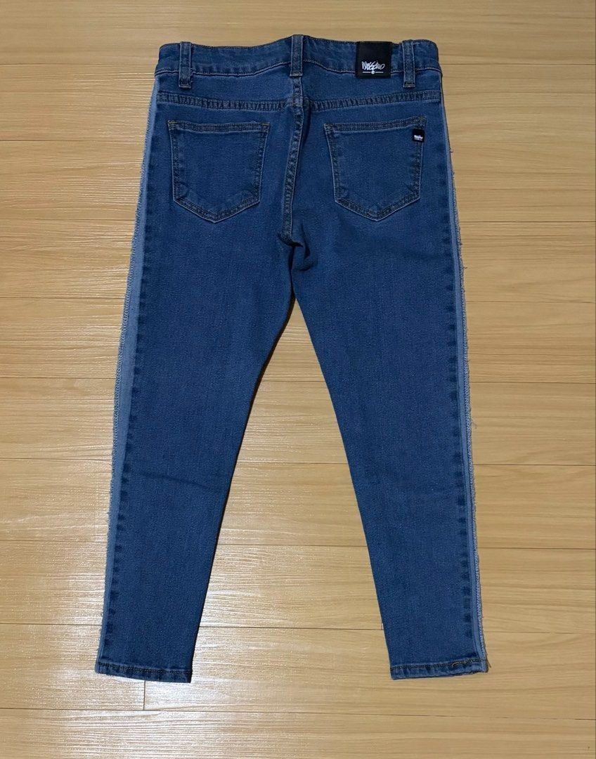 Mossimo Blue Denim Cropped Jeans Size 25-28 (Category: Jeans) located in Quezon City. Submitted by garagesale2026 (Listing ID 1464782896, Image 2). Description: - Unused, washed, no more tag - Runs big, 25 on tag, fits up to 28 - Length: 31"; Inseam: 23" - Skinny Low-Rise with side stripe detail.