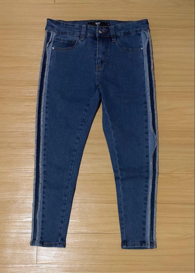 Mossimo Blue Denim Cropped Jeans Size 25-28 (Category: Jeans) located in Quezon City. Submitted by garagesale2026 (Listing ID 1464782896, Image 1). Description: - Unused, washed, no more tag - Runs big, 25 on tag, fits up to 28 - Length: 31"; Inseam: 23" - Skinny Low-Rise with side stripe detail.