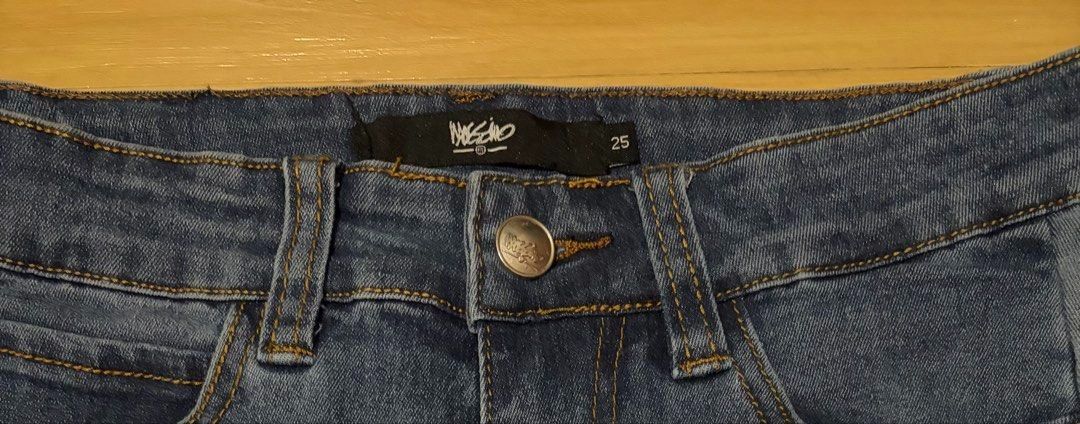Mossimo Blue Denim Cropped Jeans Size 25-28 (Category: Jeans) located in Quezon City. Submitted by garagesale2026 (Listing ID 1464782896, Image 3). Description: - Unused, washed, no more tag - Runs big, 25 on tag, fits up to 28 - Length: 31"; Inseam: 23" - Skinny Low-Rise with side stripe detail.