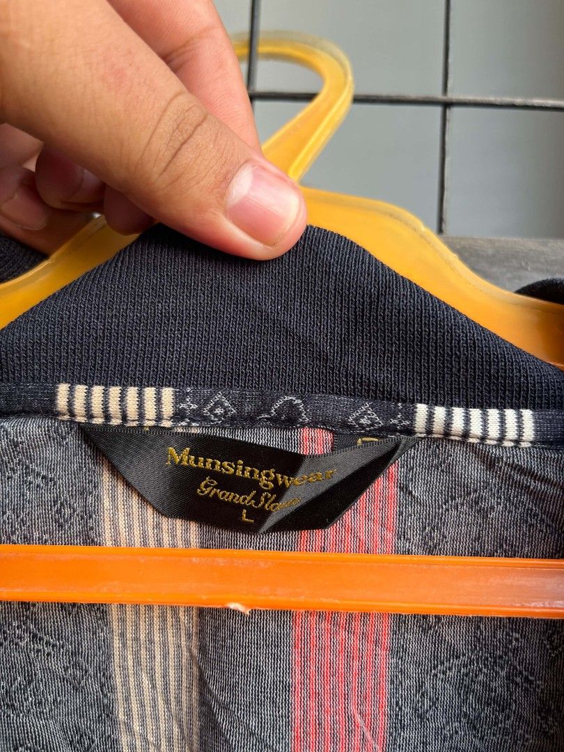 munsing waer polo (Category: Tshirts & Polo Shirts ) located in Tabuelan. Submitted by chaddberenguel (Listing ID 1464777893, Image 3). Description: No issue like new Large on tag.