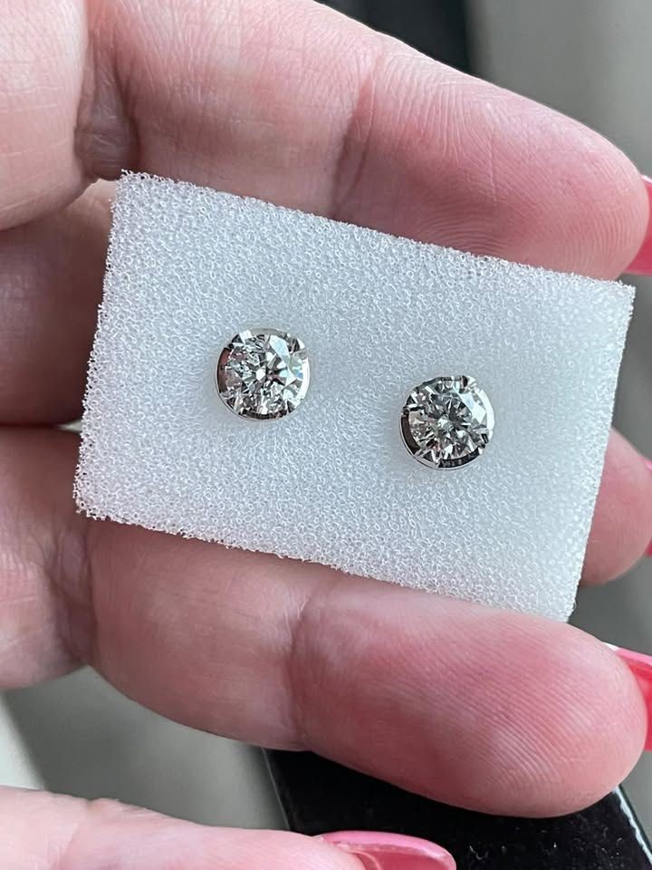 Natural Diamond Earrings (Category: Earrings) located in Quezon City. Submitted by cheskamojica (Listing ID 1464771506, Image 2). Description: 0.7/0.7 Carat Natural Diamond 18k WG, G VS1 Originally bought for 159,000 via bejeweled ph No GIA Certificate.