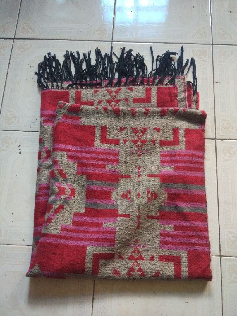 Navajo Pattern Blanket (Category: Carpets, Mats & Flooring) located in Pasay City. Submitted by denimdude.ph (Listing ID 1464862099, Image 2). Description: size 75 x 32 inches.